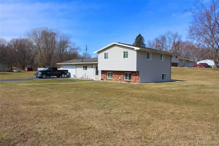 8655 FARNSWORTH Road, Goodrich Vlg, MI