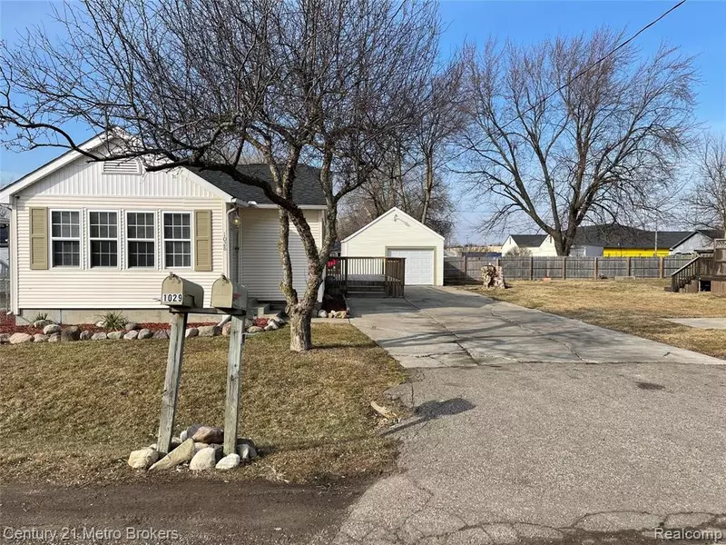 1028 W PARKWOOD Avenue, Flint, MI 48507
