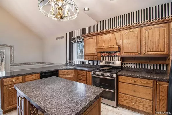 Leonard, MI 48367,1530 TU VAN Trail
