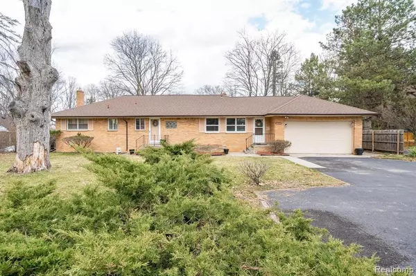 26070 RANGEMORE Street, Southfield, MI 48033