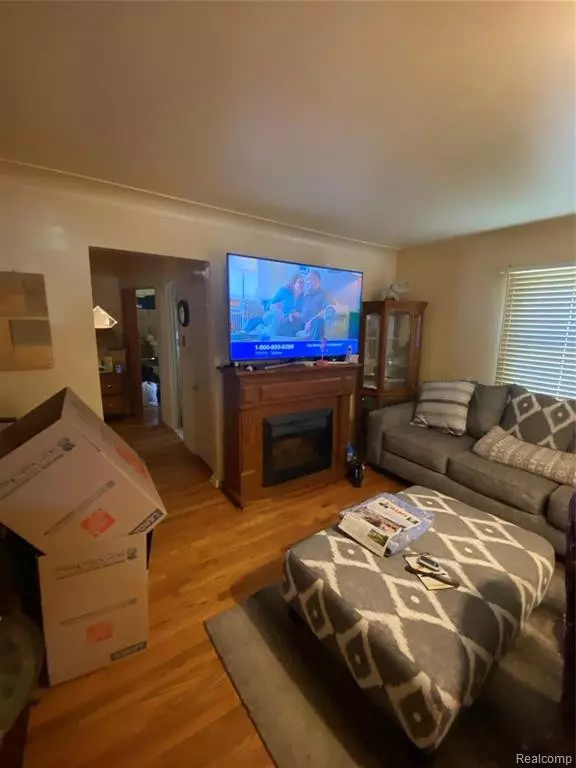 Harper Woods, MI 48225,18940 ELKHART Street