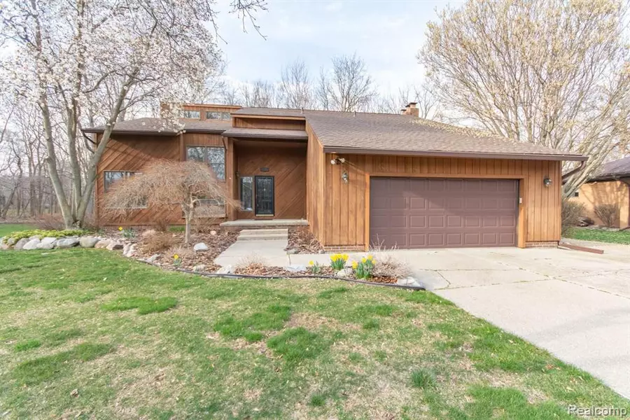 8206 Saint James Court, Grosse Ile, MI 48138