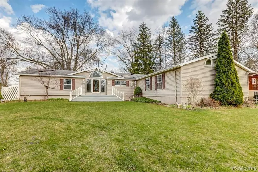 1406 N PACKARD Avenue, Burton, MI 48509