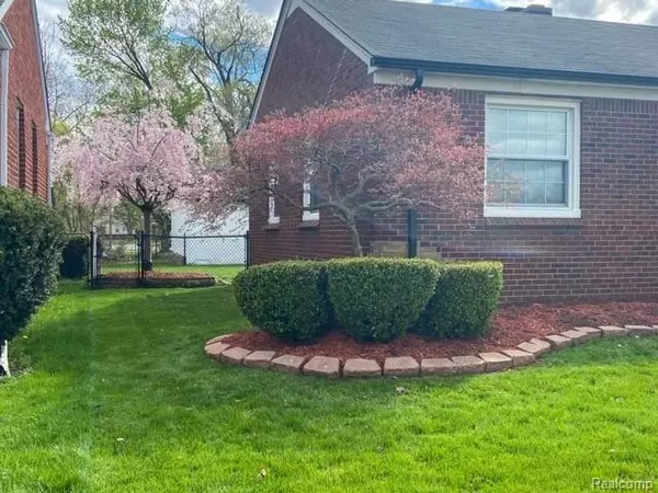 Eastpointe, MI 48021,15012 CHARLES R Avenue