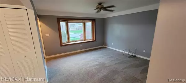 Dearborn Heights, MI 48127,5686 MAYBURN ST