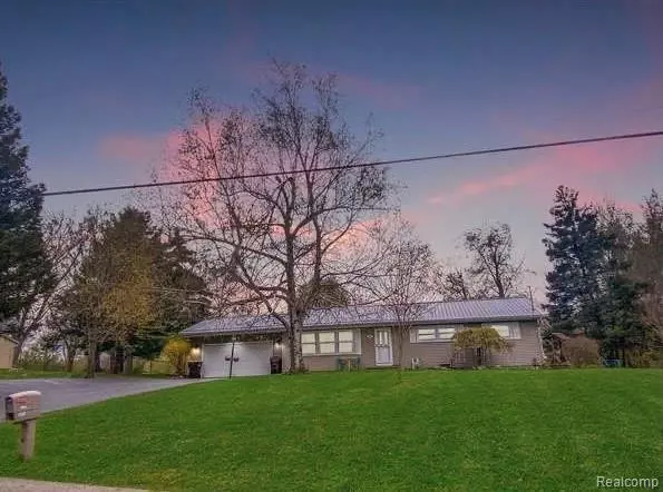 906 E DILL Drive, Dewitt, MI 48820
