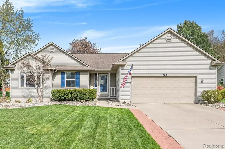 669 LAYMAN CREEK Circle, Grand Blanc, MI 48439