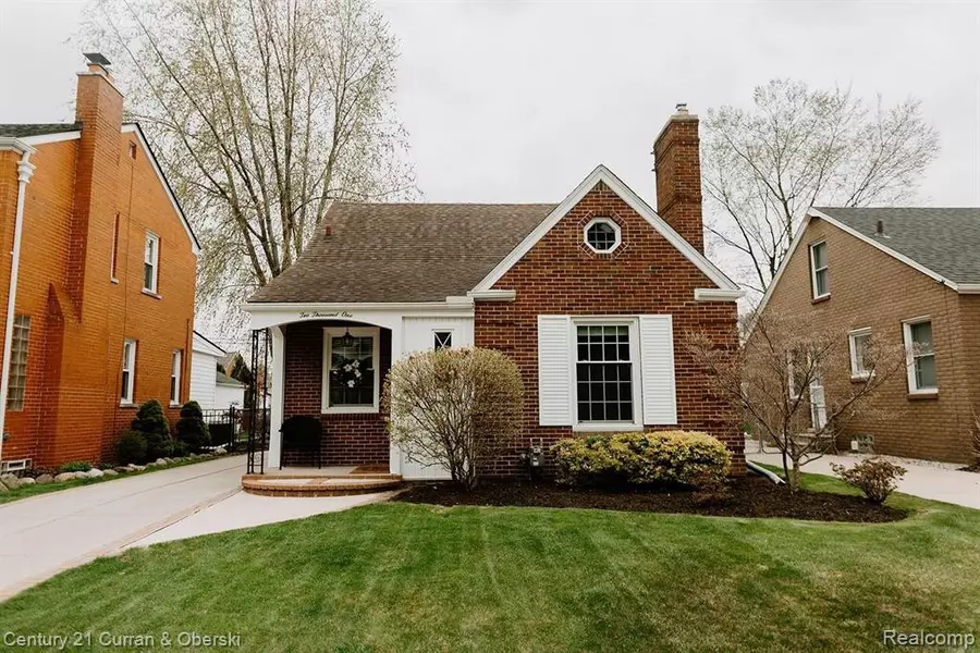 2001 VAN ANTWERP Street, Grosse Pointe Woods, MI 48236