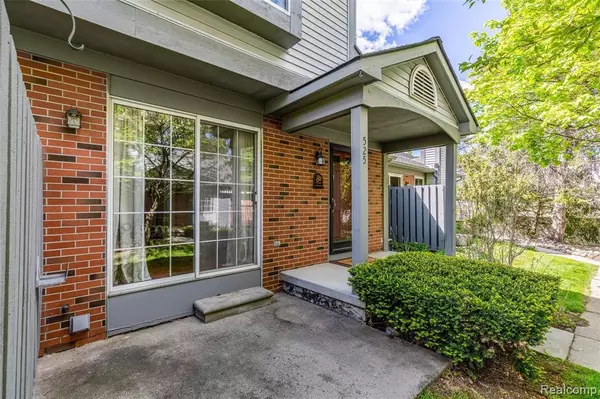 Walled Lake, MI 48390,525 WINWOOD CIR Circle