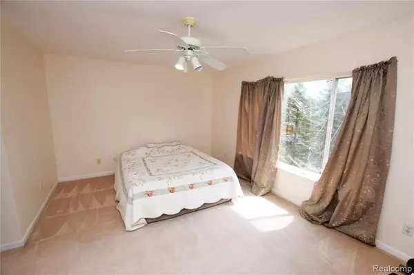 Grand Blanc, MI 48439,5177 SANDALWOOD Circle