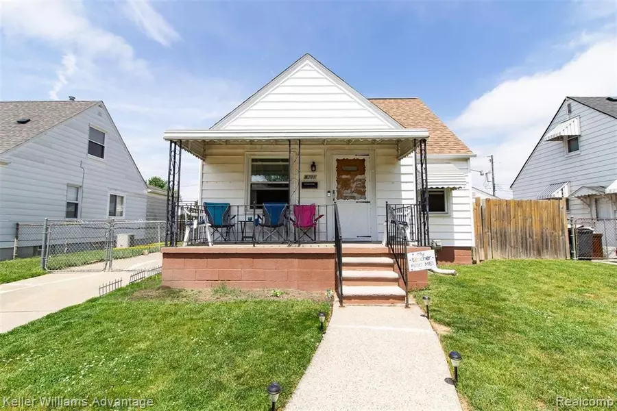 8291 SUPERIOR, Center Line, MI 48015