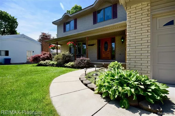 Fenton, MI 48430,16200 Silvercrest Drive