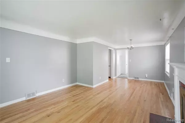 Harper Woods, MI 48225,20894 COUNTRY CLUB Drive