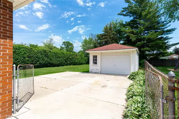 Saint Clair Shores, MI 48081,26300 URSULINE Street