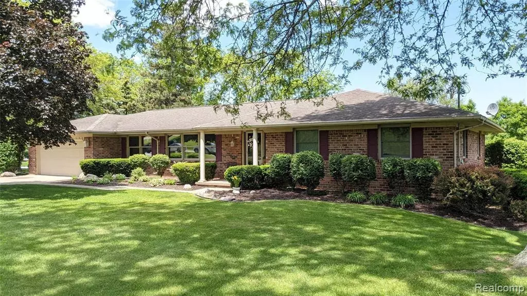 9105 BURNING TREE Drive, Grand Blanc, MI 48439