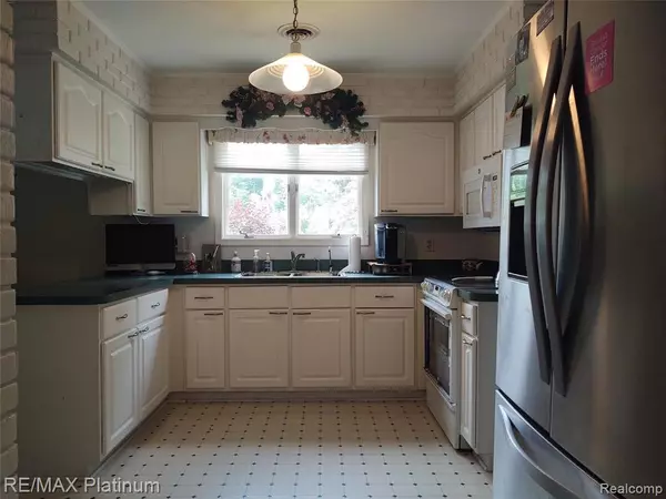 Fenton, MI 48430,7231 Surfwood Drive