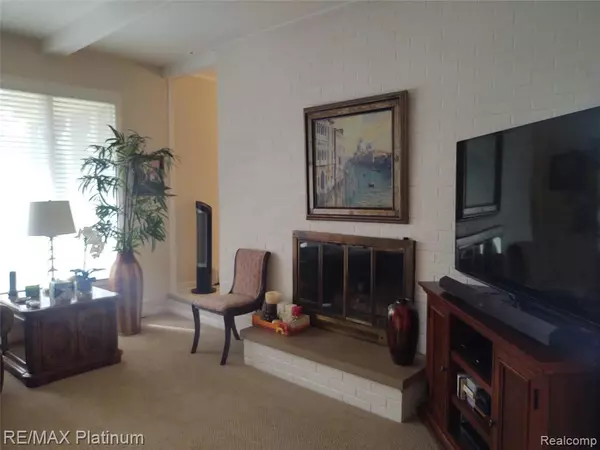 Fenton, MI 48430,7231 Surfwood Drive