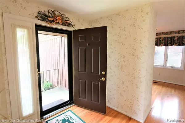 Grand Blanc, MI 48439,654 APPLEGATE Lane
