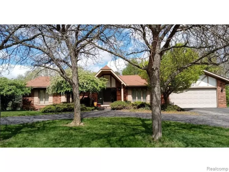 23550 COVENTRY WOODS Lane, Southfield, MI 48034