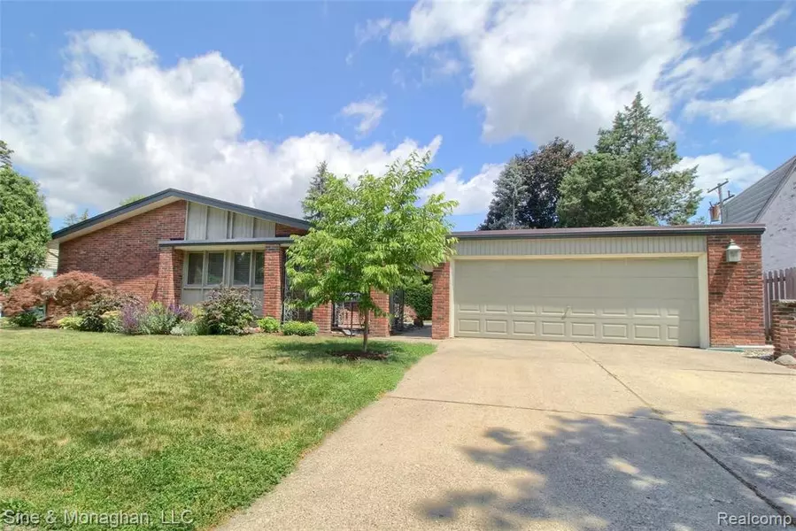 900 CRESCENT Lane, Grosse Pointe Woods, MI 48236
