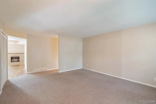 Grand Blanc, MI 48439,12081 RIVERBEND Drive