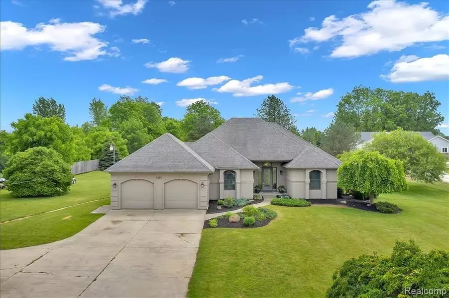6195 IRISH Road, Grand Blanc, MI 48439
