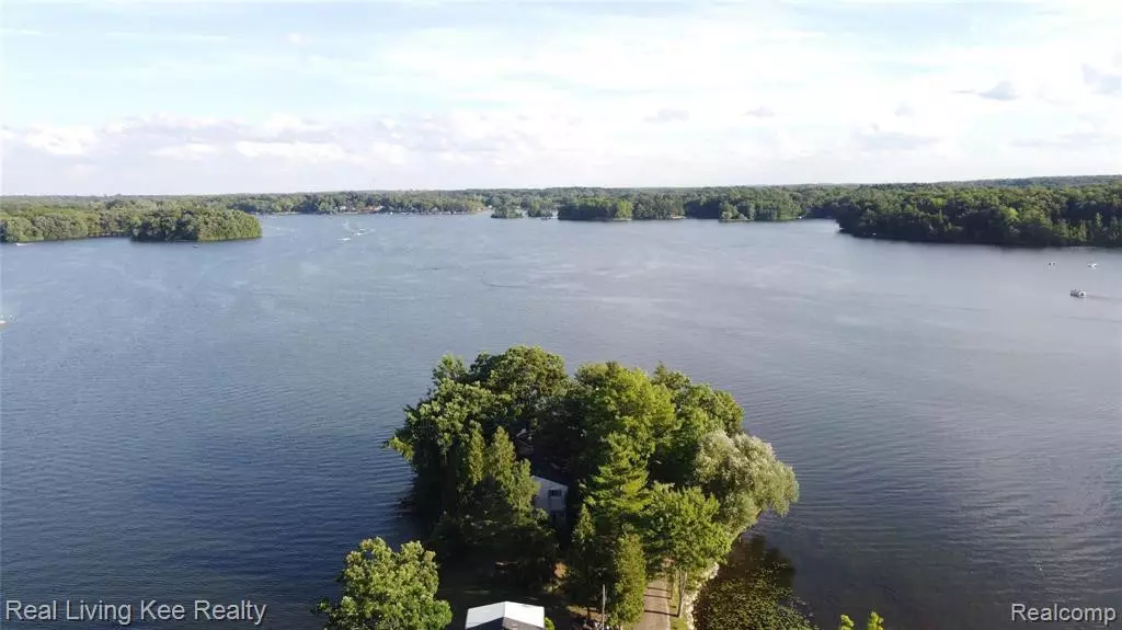 500 DEERPOINTE, Leonard, MI 48367