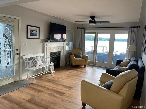 Fenton, MI 48430,13147 LAKE SHORE Drive