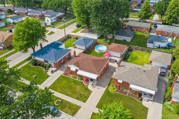 Saint Clair Shores, MI 48082,21743 Share Street
