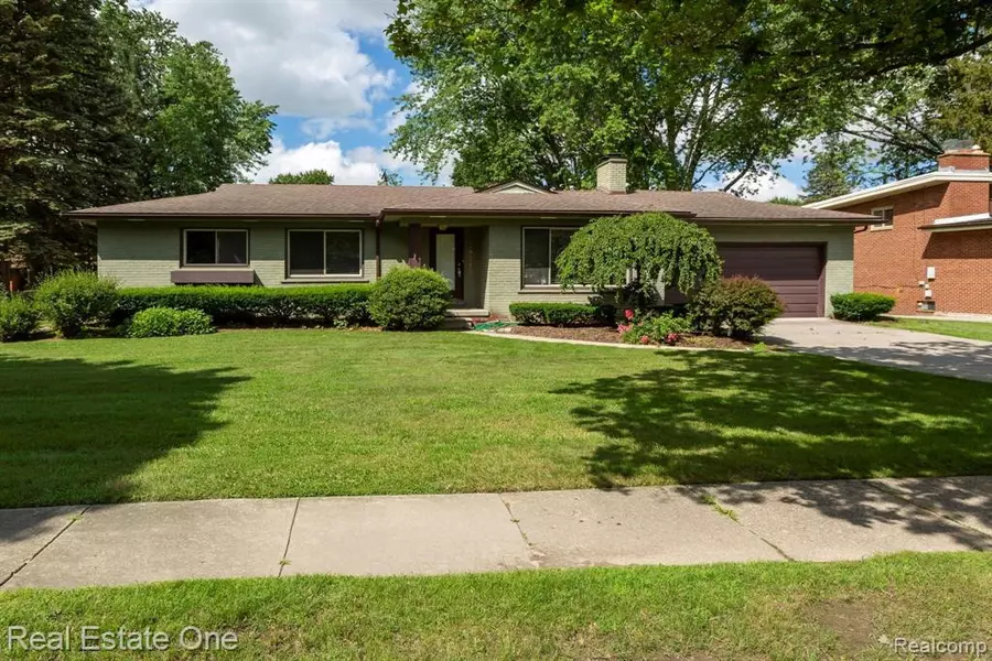 28715 Somerset Place, Lathrup Village, MI 48076