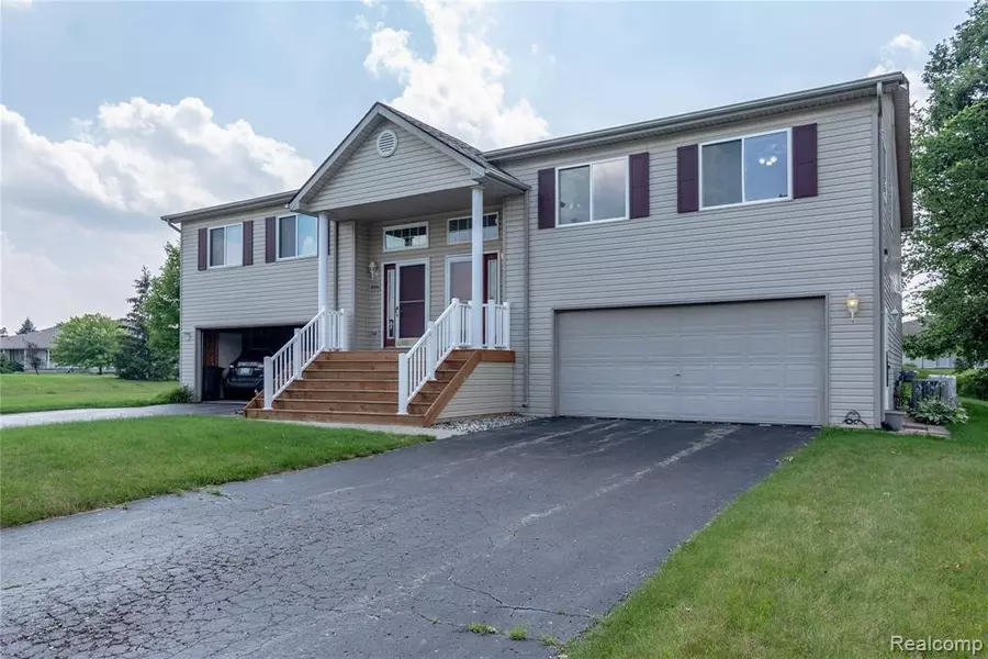 9538 WOODSIDE Circle, Grand Blanc, MI 48439