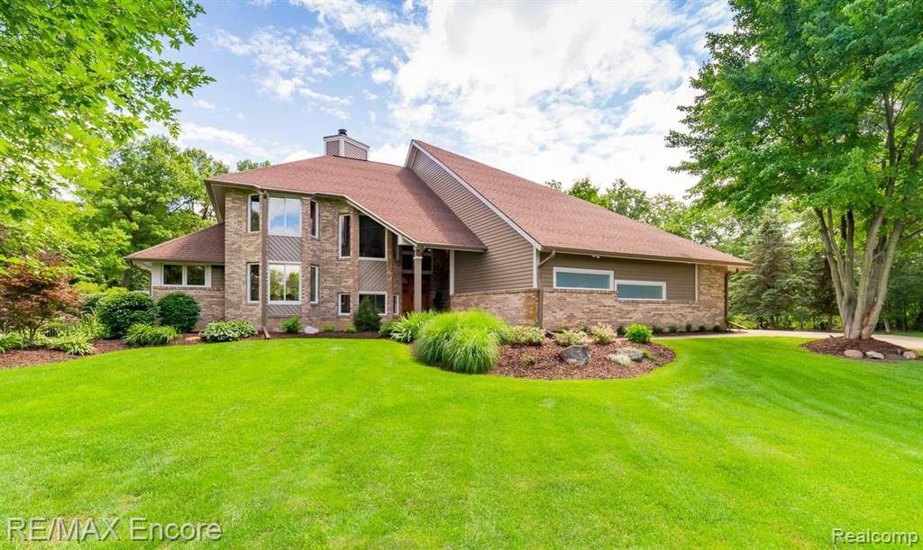 7527 Koby Court, White Lake, MI 48383