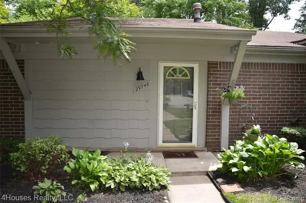 Southfield, MI 48034,29740 FARMBROOK VILLA Lane