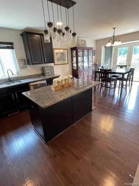 New Boston, MI 48164,37423 THERESA W Lane