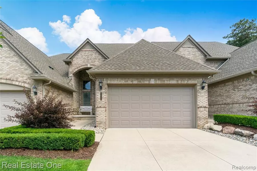 5820 KNOB HILL Circle, Clarkston, MI 48348