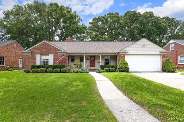997 N RENAUD Road, Grosse Pointe Woods, MI 48236