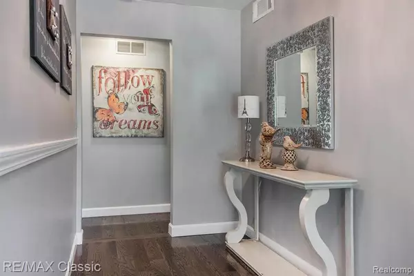 New Hudson, MI 48165,59705 SUNRIDGE Drive