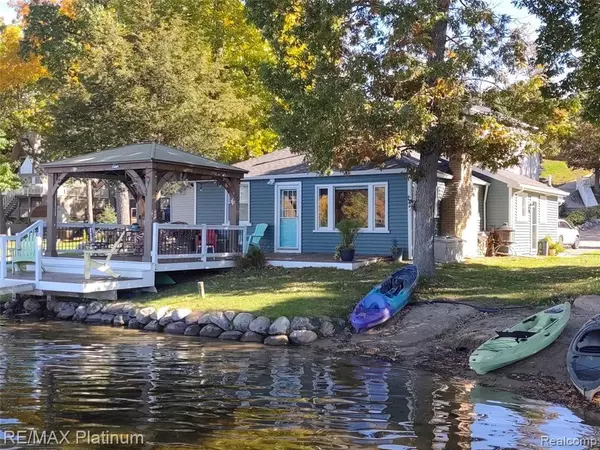 16202 CREST Drive, Linden, MI 48451