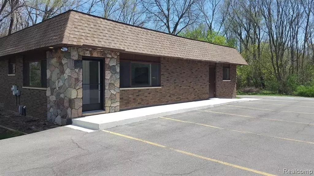 1585 GLENGARY Road, Wolverine Lake, MI 48390