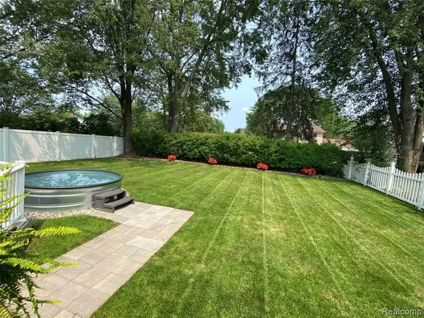 Riverview, MI 48193,19435 COACHWOOD Road