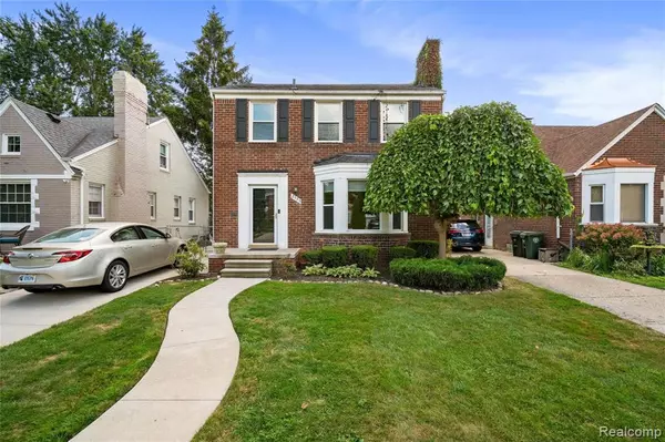2135 LANCASTER Street, Grosse Pointe Woods, MI 48236