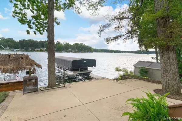 Linden, MI 48451,16245 KNOBHILL Drive