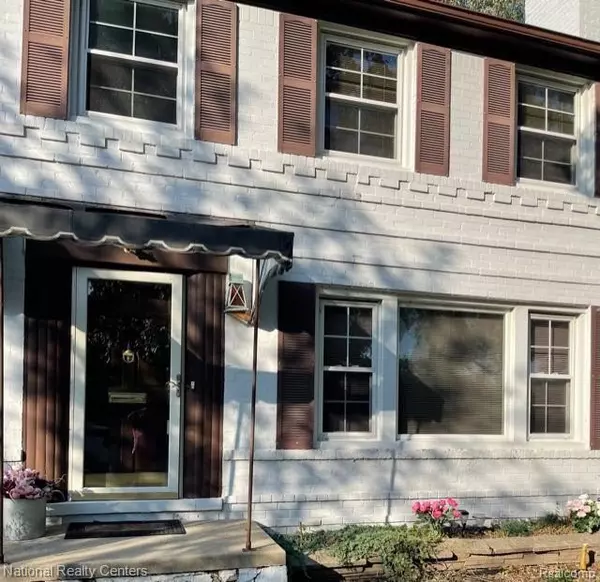 1316 VERNIER Road, Grosse Pointe Woods, MI 48236