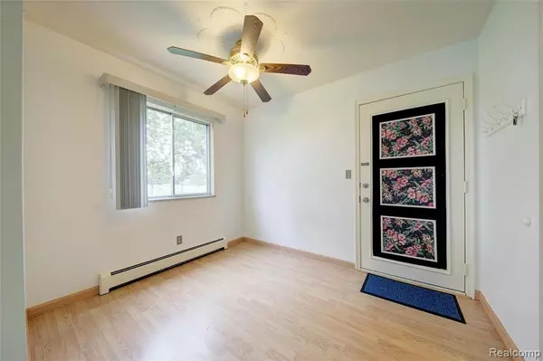 New Hudson, MI 48165,27094 SANDY HILL LN