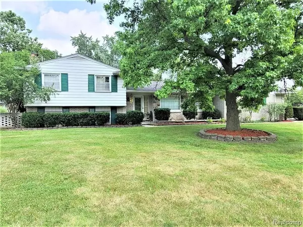 31110 CHURCHILL Drive, Beverly Hills, MI 48025