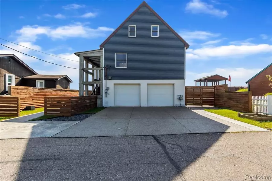 7268 LAKESHORE Drive, Newport, MI 48166