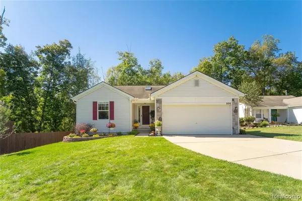 899 ANDOVER WOODS Drive, Fenton, MI 48430
