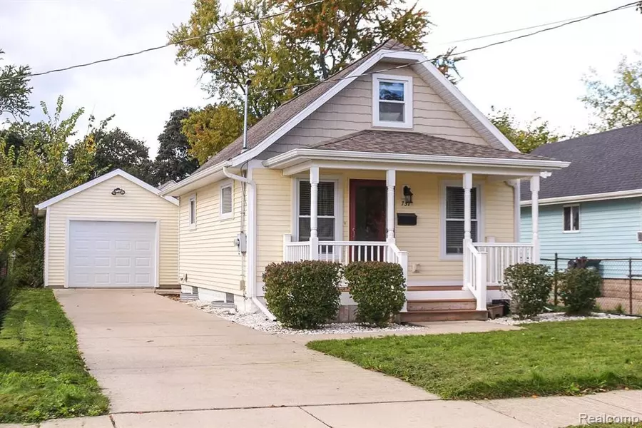 737 COMFORT Street, Lansing, MI 48915
