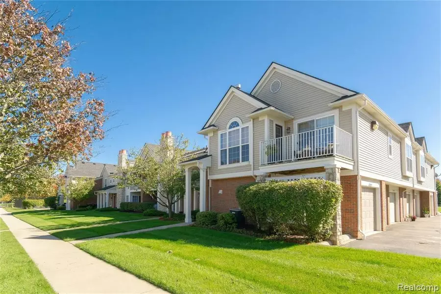 28244 OAKMONTE E Circle, New Hudson, MI 48165