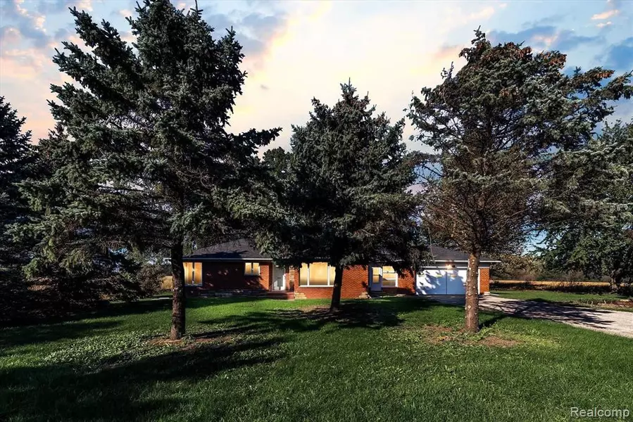 2694 OAKVILLE WALTZ Road, New Boston, MI 48164